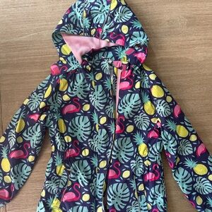 Fleece lined, water proof rain coat with hood. Size is 130/149…kids 6
